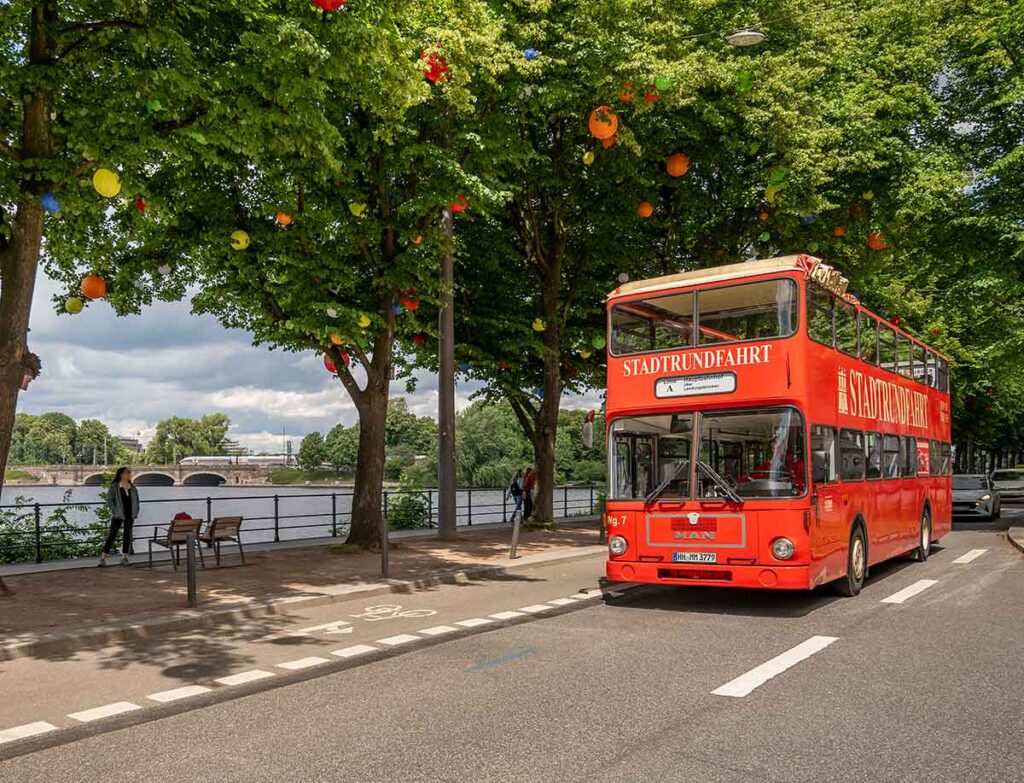 ©Rob Pietsch Binnenalster Sommergaerten Die Roten Doppeldecker