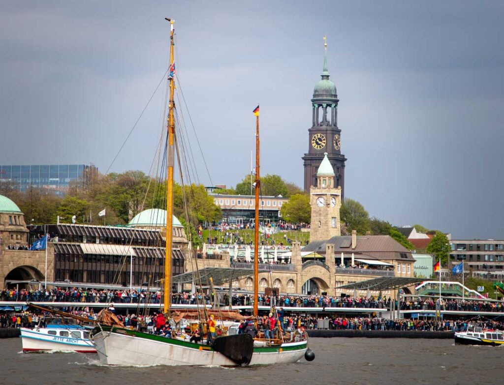 Landungsbrücken Hafengeburtstag Segelboot