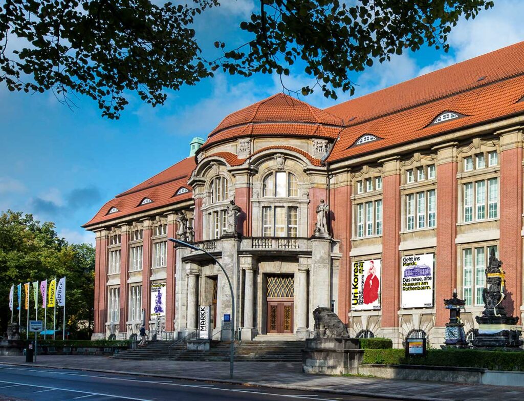 MARKK Kulturen Museum aussen Die Roten Doppeldecker