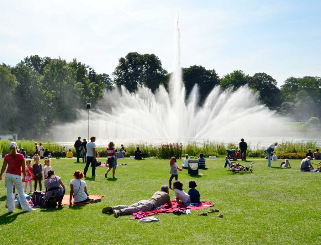 Planten un Blomen Wasserspiele Liegewiese Die Roten Doppeldecker