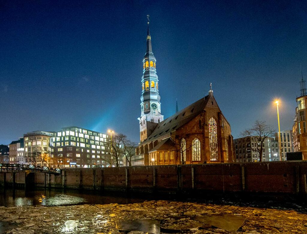 St. Katharinen Hauptkirche Speicherstadt Die Roten Doppeldecker
